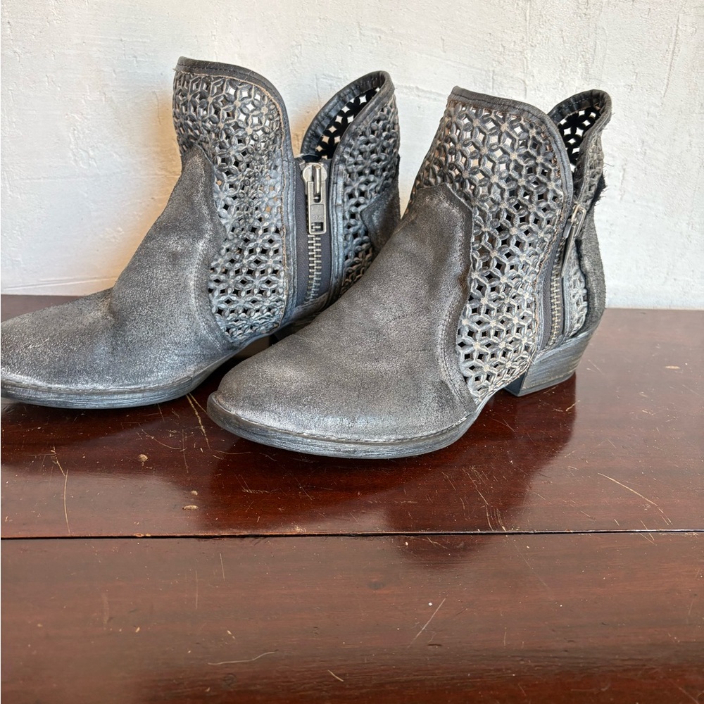 Gray Suede ankle booties circle G size 10 women’s